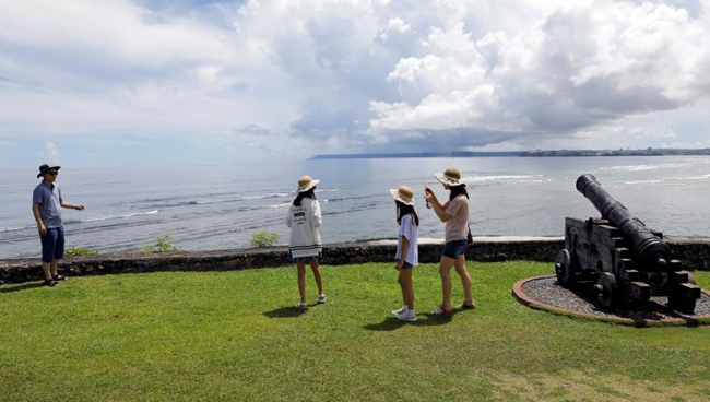 Mặc Triều Tiên dọa tấn công, du khách đảo Guam vẫn tắm biển, lướt sóng ảnh 7