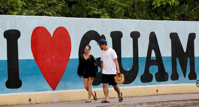 Mặc Triều Tiên dọa tấn công, du khách đảo Guam vẫn tắm biển, lướt sóng ảnh 10