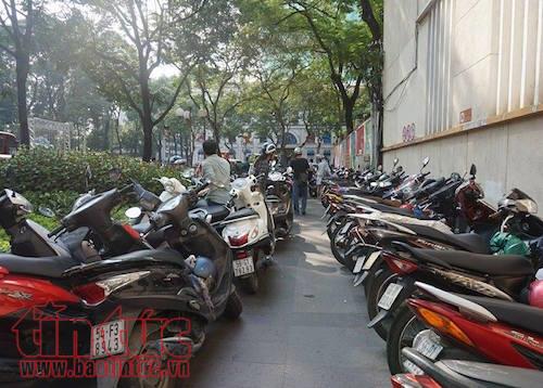 Lãnh đạo quận 1 ra quân 'trảm' các bãi giữ xe thu phí sai quy định ảnh 1