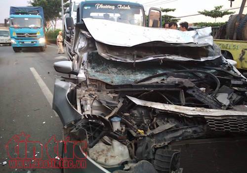 Tai nạn liên hoàn, xe con chui đầu vào đuôi xe tải, tài xế may mắn thoát chết ảnh 2
