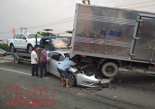 Tai nạn liên hoàn, xe con chui đầu vào đuôi xe tải, tài xế may mắn thoát chết ảnh 1