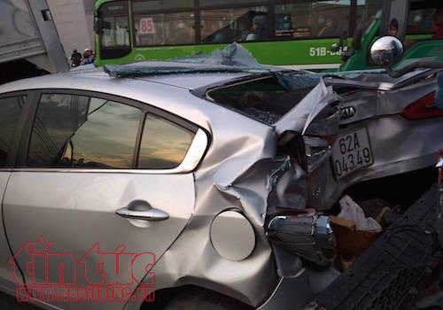 Tai nạn liên hoàn, xe con chui đầu vào đuôi xe tải, tài xế may mắn thoát chết ảnh 3