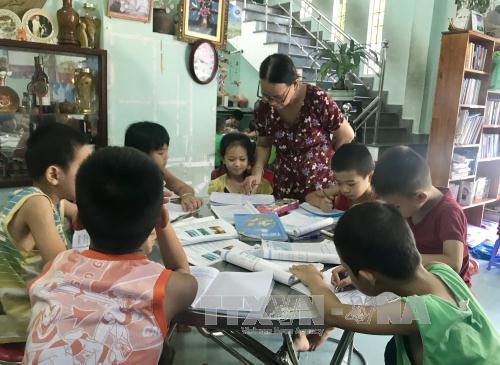 Gieo con chữ cho trẻ em nghèo vùng biển ảnh 1