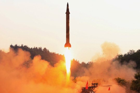 Tình báo Mỹ bất ngờ lên tiếng giữa cáo buộc Ukraine giúp Triều Tiên chế tạo động cơ tên lửa ảnh 1