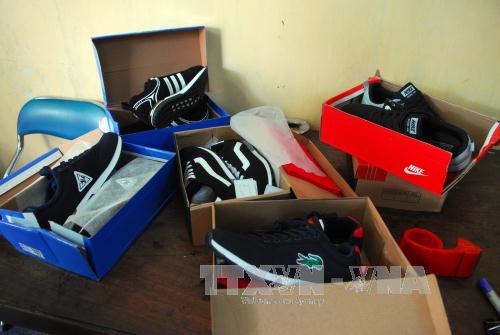 Hơn 5.000 đôi giày nhái hiệu Adidas, Nike, Levi's bị tịch thu ảnh 1