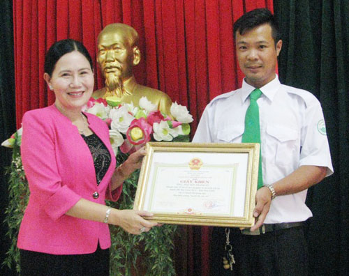 Bạc Liêu thưởng 'nóng' tài xế hỗ trợ sản phụ sinh con trên xe taxi ảnh 1