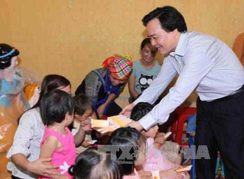 Bộ trưởng Phùng Xuân Nhạ thăm, động viên thầy cô và học sinh vùng lũ Mù Cang Chải ảnh 1