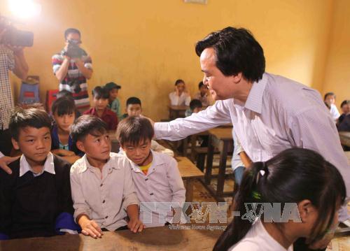 Bộ trưởng Phùng Xuân Nhạ thăm, động viên thầy cô và học sinh vùng lũ Mù Cang Chải ảnh 2
