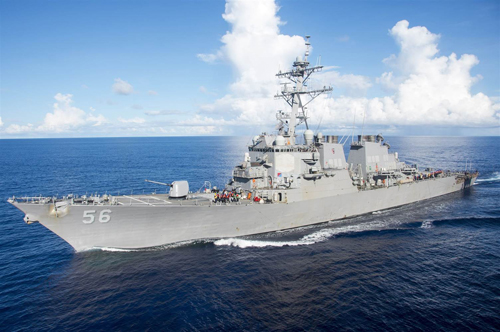 Tàu khu trục Mỹ USS John S. McCain chịu 'thương tích' tự rẽ sóng về cảng ảnh 1