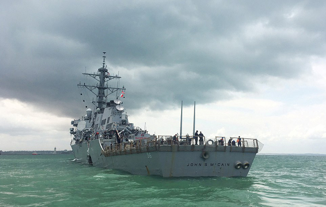 Cận cảnh 'thương tích' của tàu khu trục USS John S McCain sau cú đâm của tàu chở dầu ảnh 1