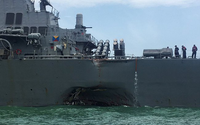 Cận cảnh 'thương tích' của tàu khu trục USS John S McCain sau cú đâm của tàu chở dầu ảnh 2