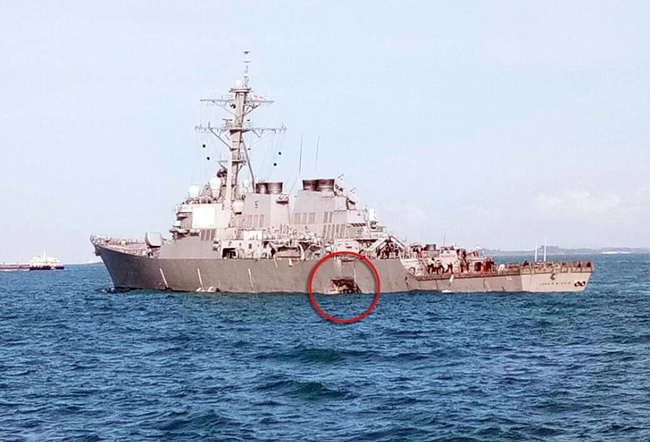 Cận cảnh 'thương tích' của tàu khu trục USS John S McCain sau cú đâm của tàu chở dầu ảnh 3