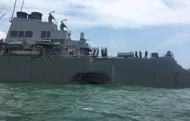 Cận cảnh 'thương tích' của tàu khu trục USS John S McCain sau cú đâm của tàu chở dầu ảnh 4