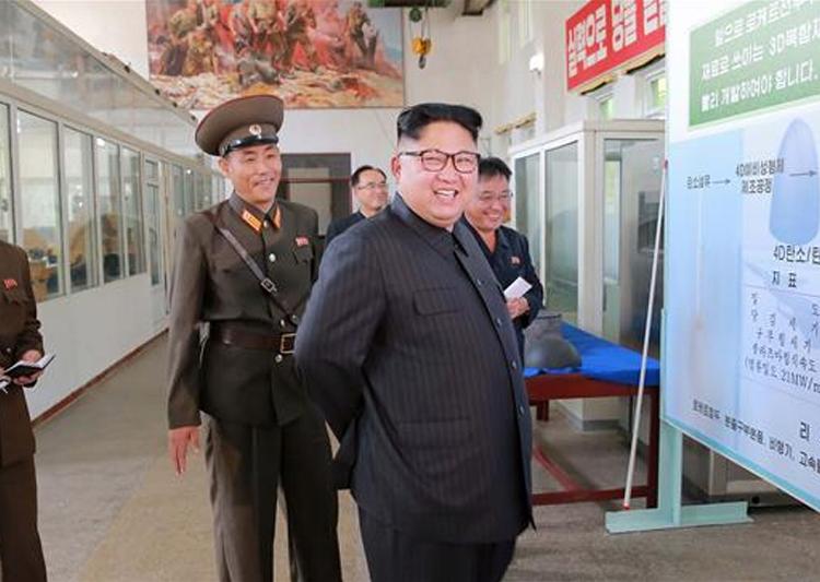 Ông Kim Jong-un thăm nhà máy quốc phòng, Triều Tiên để lộ tên lửa đạn đạo hoàn toàn mới ảnh 1