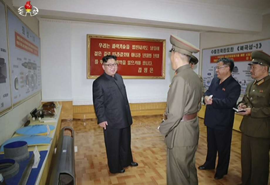 Ông Kim Jong-un thăm nhà máy quốc phòng, Triều Tiên để lộ tên lửa đạn đạo hoàn toàn mới ảnh 2