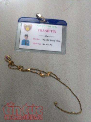 Tóm gọn tên cướp giật dây chuyền mặc trang phục bảo vệ ảnh 2