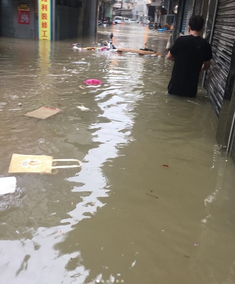 Người dân Hong Kong, Macau gồng mình trong bão Hato ảnh 7