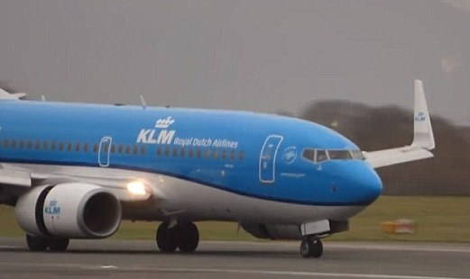 Một phi cơ duy nhất hạ cánh được khi bão Hato càn quét Hong Kong ảnh 1