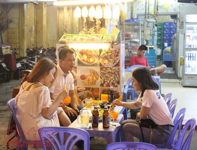 Nhộn nhịp 'phố Tây' Bùi Viện khi màn đêm buông xuống ảnh 1