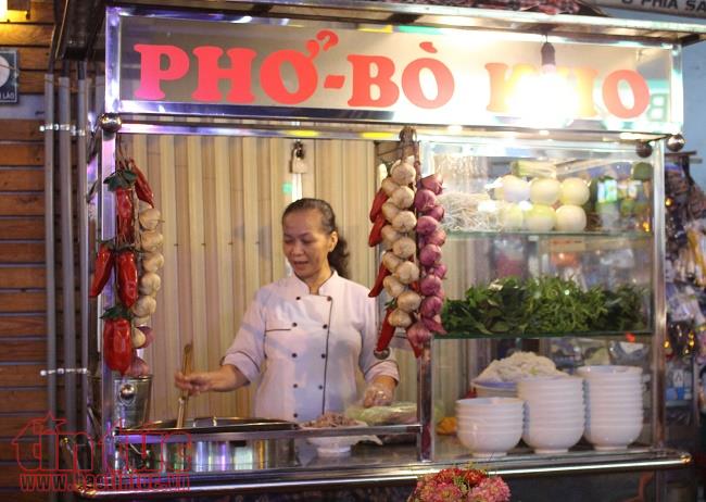 Nhộn nhịp 'phố Tây' Bùi Viện khi màn đêm buông xuống ảnh 2