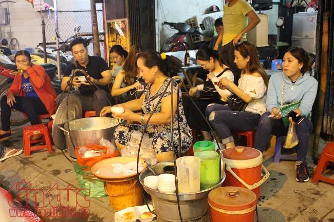Nhộn nhịp 'phố Tây' Bùi Viện khi màn đêm buông xuống ảnh 4