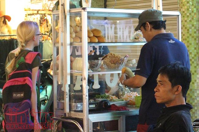 Nhộn nhịp 'phố Tây' Bùi Viện khi màn đêm buông xuống ảnh 9