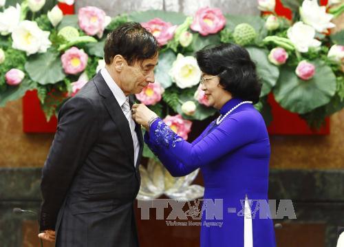 Phó Chủ tịch nước trao tặng Huân chương Hữu nghị cho Giáo sư Odon Vallet ảnh 1