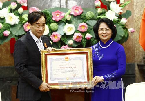 Phó Chủ tịch nước trao tặng Huân chương Hữu nghị cho Giáo sư Odon Vallet ảnh 2