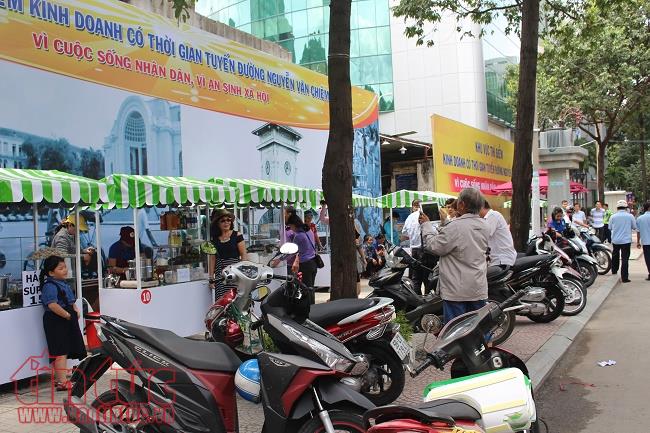 Khám phá phố hàng rong Nguyễn Văn Chiêm buổi đầu khai trương ảnh 2