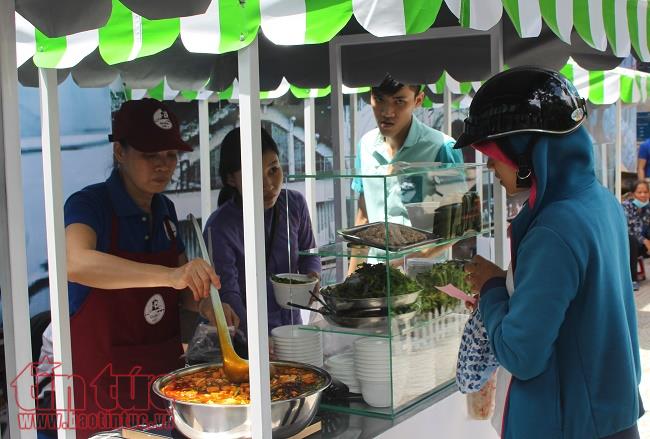 Khám phá phố hàng rong Nguyễn Văn Chiêm buổi đầu khai trương ảnh 5