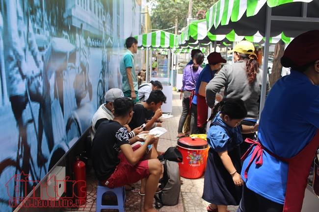 Khám phá phố hàng rong Nguyễn Văn Chiêm buổi đầu khai trương ảnh 7