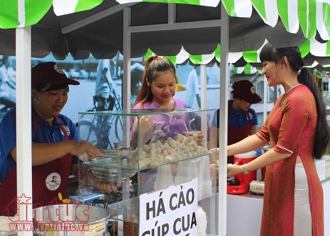 Khám phá phố hàng rong Nguyễn Văn Chiêm buổi đầu khai trương ảnh 8