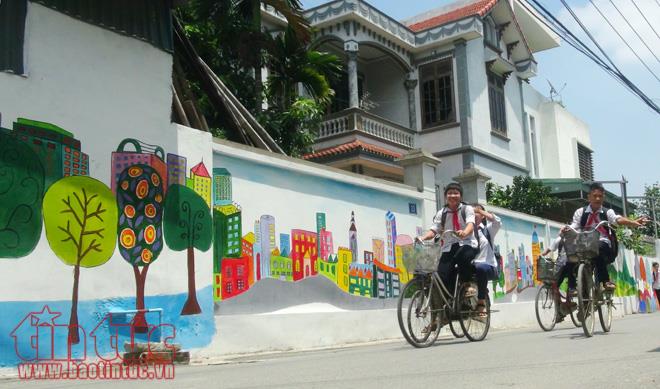 Hà Nội: Con đường 'bích họa' đầy sắc màu ở làng Đông Khê ảnh 2