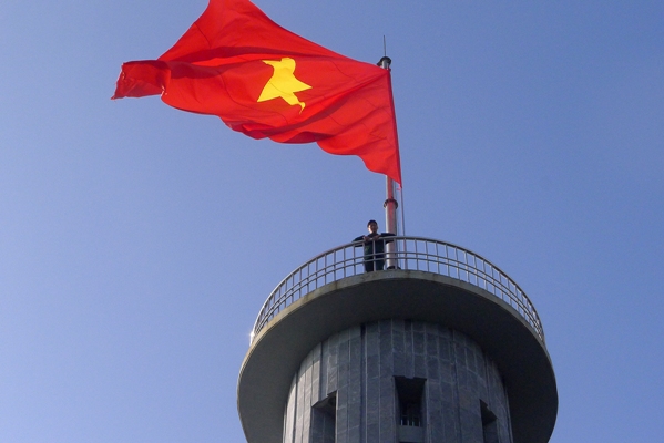Cột cờ Lũng Cú trên đỉnh núi Rồng ảnh 2