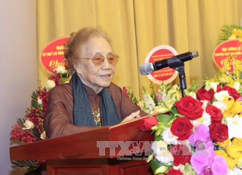 Trao tặng nguyên Phó Chủ tịch nước Nguyễn Thị Bình huy hiệu 70 năm tuổi Đảng ảnh 2