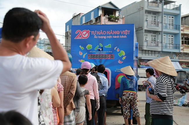 Người dân xếp hàng dài ủng hộ hàng Việt ảnh 1