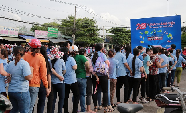 Người dân xếp hàng dài ủng hộ hàng Việt ảnh 2