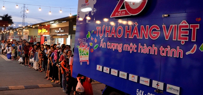 Người dân xếp hàng dài ủng hộ hàng Việt ảnh 5
