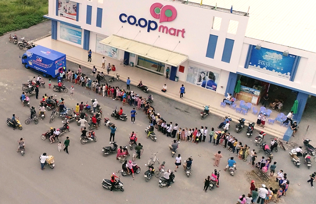 Người dân xếp hàng dài ủng hộ hàng Việt ảnh 6