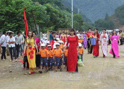 Học sinh vùng lũ Mường La phấn khởi đón ngày khai giảng sớm ảnh 2