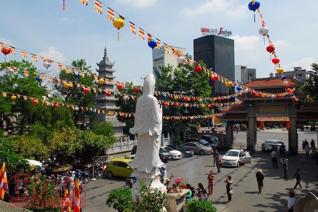 Người dân đổ về các chùa nguyện cầu mùa Vu lan báo hiếu ảnh 2