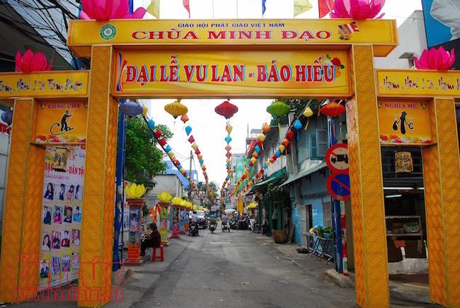 Người dân đổ về các chùa nguyện cầu mùa Vu lan báo hiếu ảnh 6