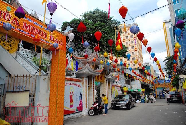 Người dân đổ về các chùa nguyện cầu mùa Vu lan báo hiếu ảnh 9