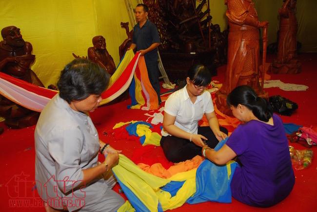 Người dân đổ về các chùa nguyện cầu mùa Vu lan báo hiếu ảnh 11