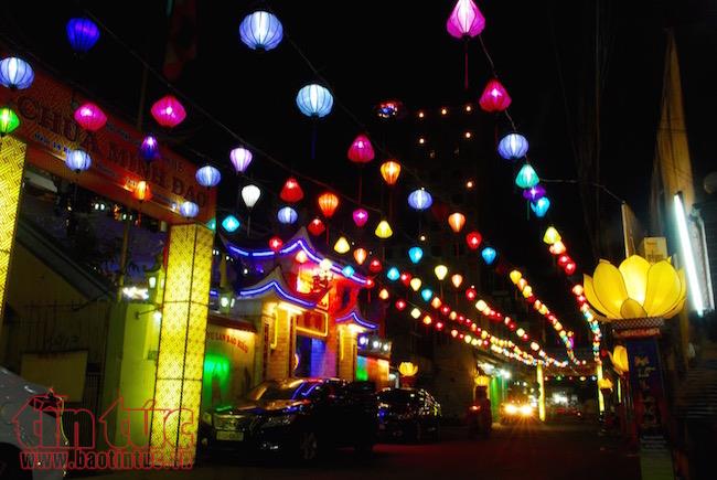 Người dân đổ về các chùa nguyện cầu mùa Vu lan báo hiếu ảnh 12