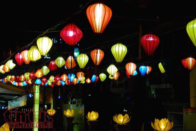 Người dân đổ về các chùa nguyện cầu mùa Vu lan báo hiếu ảnh 14