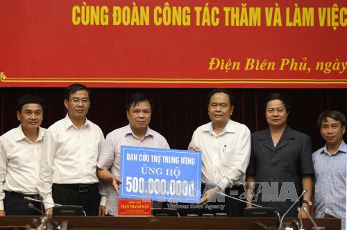 Chủ tịch Ủy ban Trung ương MTTQ Việt Nam tặng quà hỗ trợ Điện Biên khắc phục hậu quả mưa lũ ảnh 2