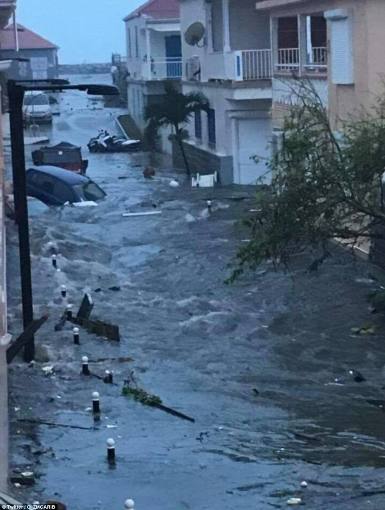 Siêu bão Irma kèm gió 300 km/h phá tan nát đảo Barbuda ảnh 6