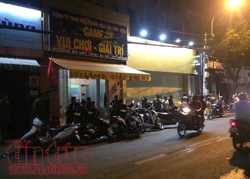 Gần 100 cảnh sát đột kích 'ổ' đánh bạc cực lớn ở Sài Gòn ảnh 1