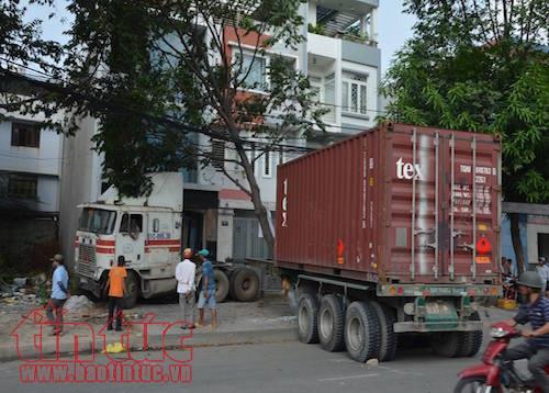 Xe container đâm vào nhà dân sau khi ‘cày nát' dải phân cách ảnh 1